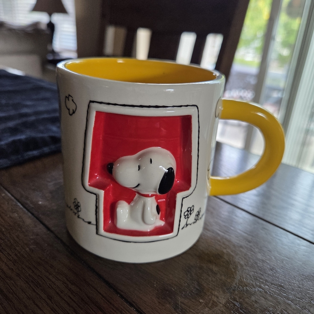 Hallmark Snoopy Sculpted Doghouse With Sticker 14.5oz